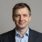Портрет уверенного специалиста компании Фиат Поинт по восстановлению турбин Fiat Doblo в студии