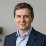 Портрет уверенного специалиста компании Фиат Поинт по восстановлению турбин Fiat Doblo в студии