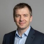 Портрет уверенного специалиста компании Фиат Поинт по восстановлению турбин Fiat Doblo в студии